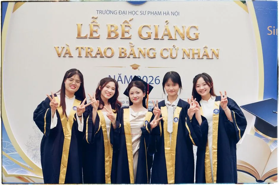 Group of graduates celebrating at a Vietnamese university graduation ceremony.
